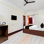 Super Hotel O Lenin Sarani